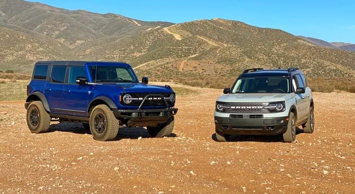 Bronco azul e Bronco Sport cinza.